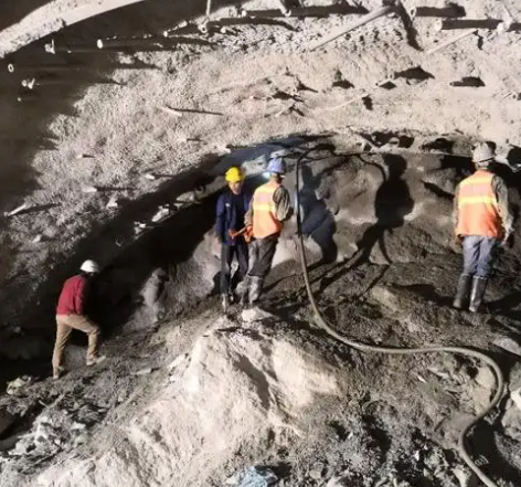 共和拱顶带模注浆料的施工流程及注意事项